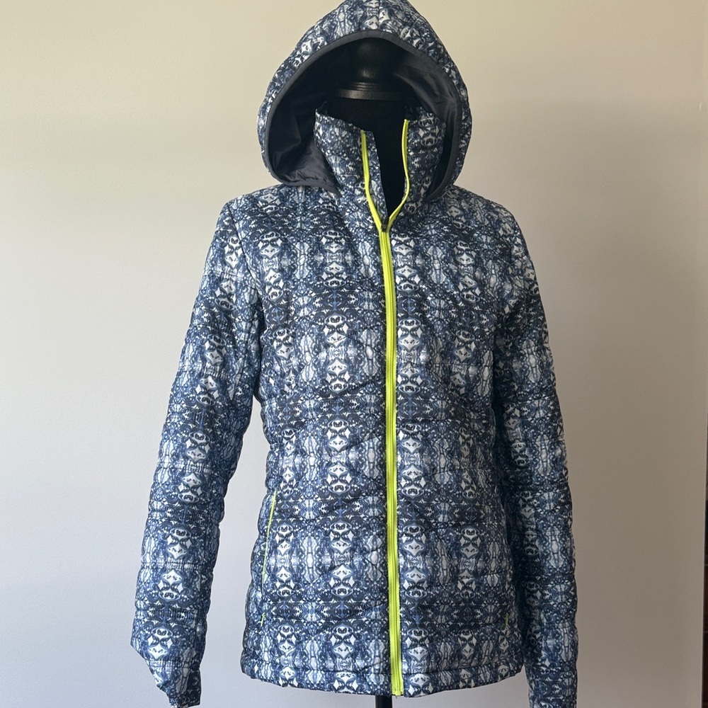 Title Nine Blue Patterned Hooded Light WeightPuffer Jacket with Neon Yellow Trim